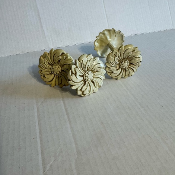 Lot of 3 Vintage Cream Curtain Flower shaped  Tie back Holders Grannycore - Picture 1 of 3